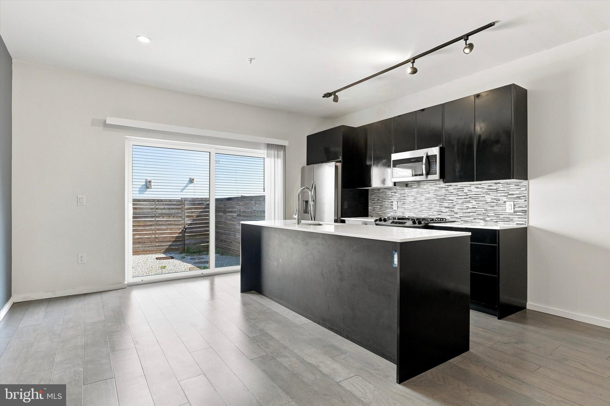 527 W JEFFERSON STREET