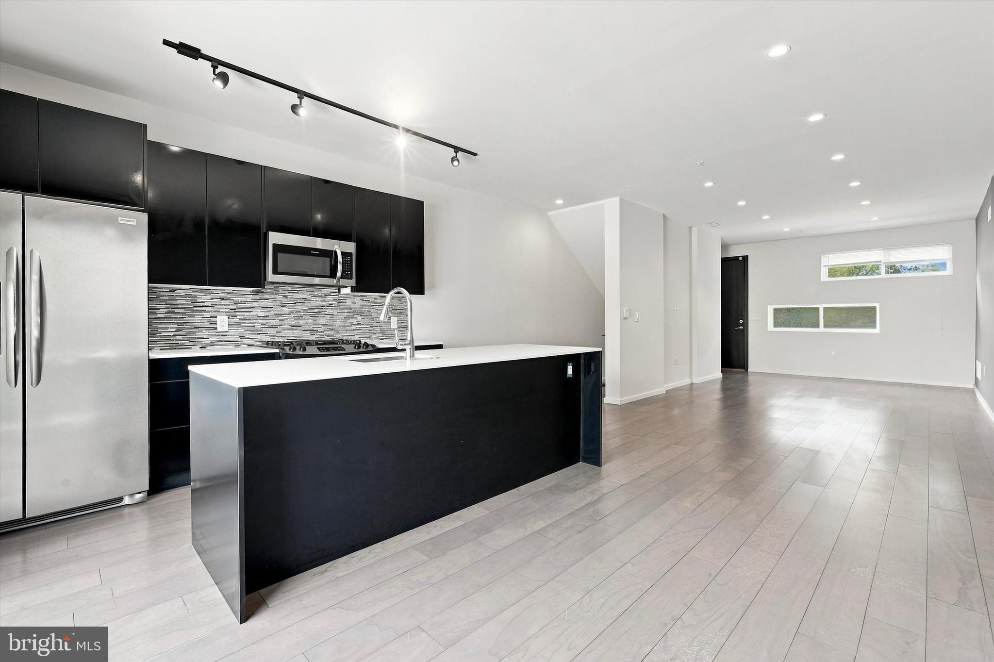 527 W JEFFERSON STREET