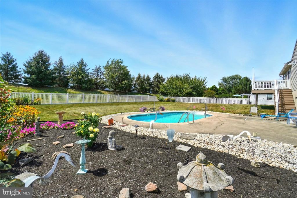 Photo of 40 Beechwood Drive, MANCHESTER, PA 17345 (MLS # PAYK2089286)