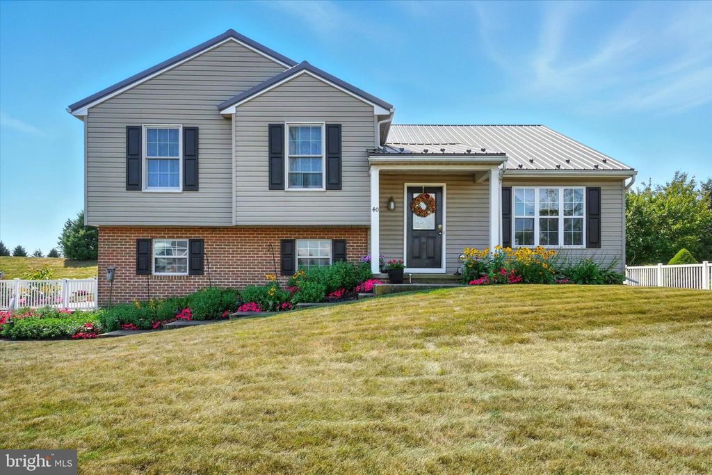 Photo of 40 Beechwood Drive, MANCHESTER, PA 17345 (MLS # PAYK2089286)