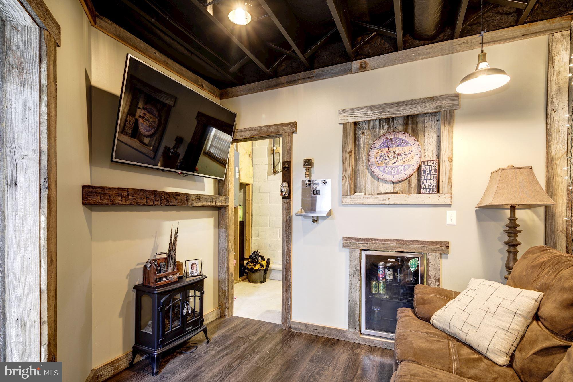 COLONIAL HILLS - Residential