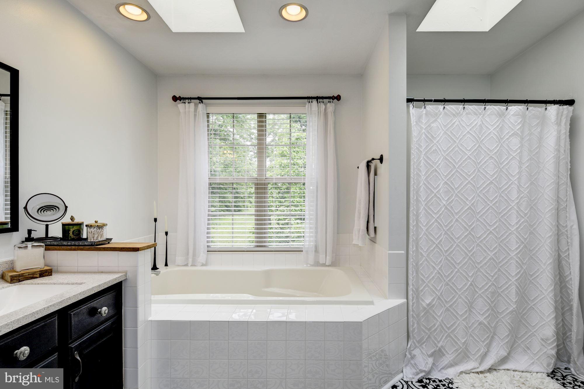 COLONIAL HILLS - Residential