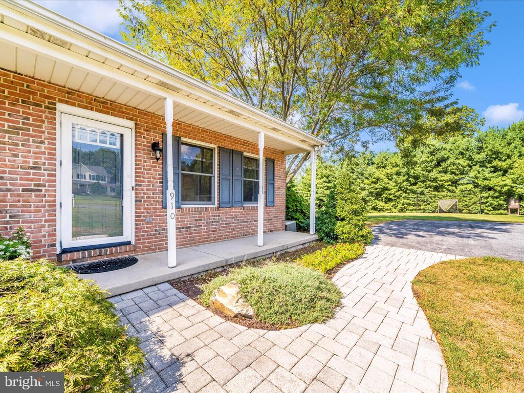 Photo of 910 Rash Manor Court, WESTMINSTER, MD 21157 (MLS # MDCR2030300)