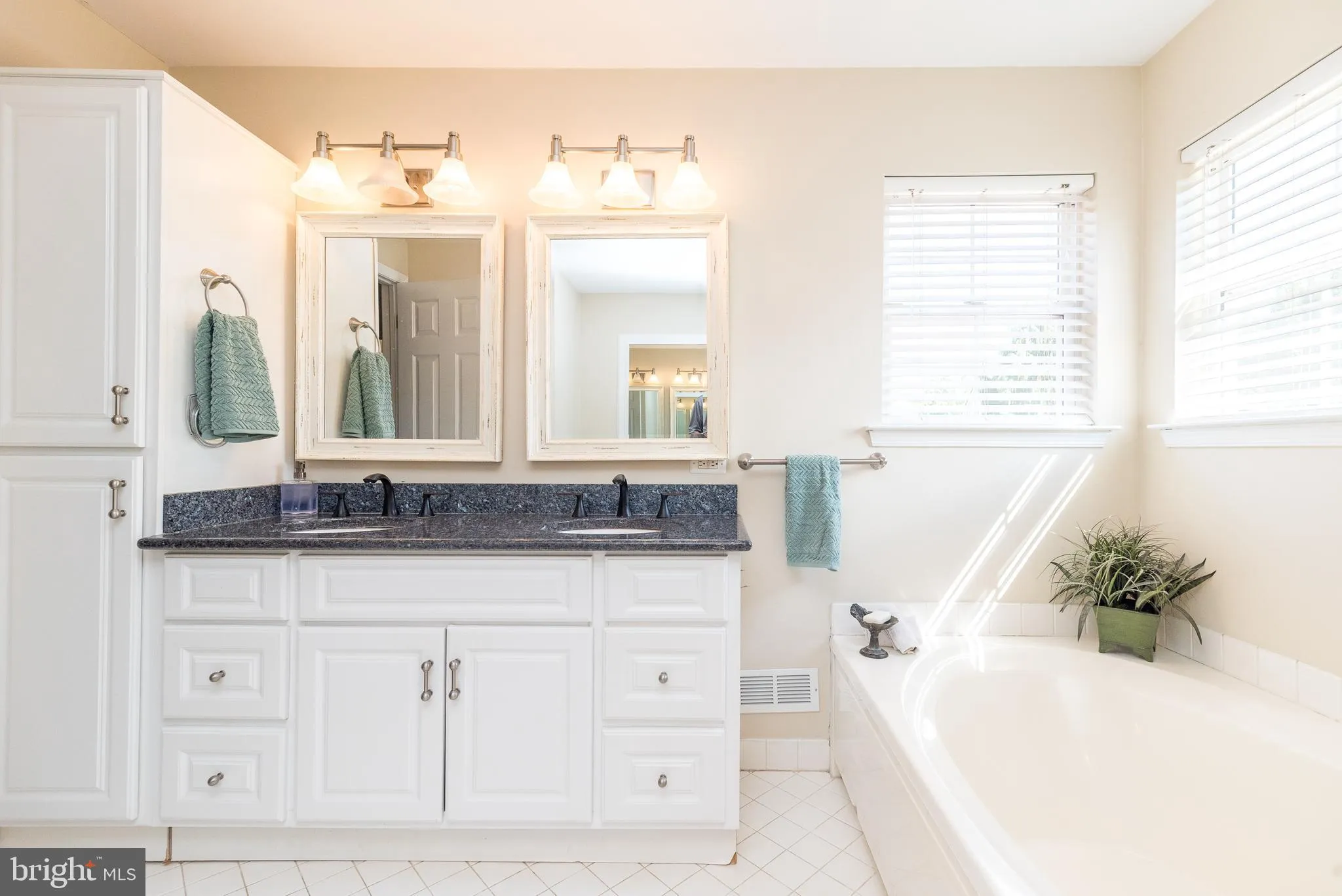 Doylestown, Pennsylvania 18902, United States, 4 Bedrooms Bedrooms, ,3 BathroomsBathrooms,Residential,Pending,215464