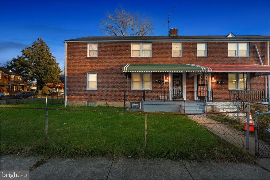 Welcome to this exquisite detached duplex, a turnkey property epitomizing elegance and functionality. Boasting four bedrooms and two full bathrooms, this meticulously maintained residence offers a harmonious blend of modern design and comfort! Tenants are current on rent. Please email LA for rent rolls.