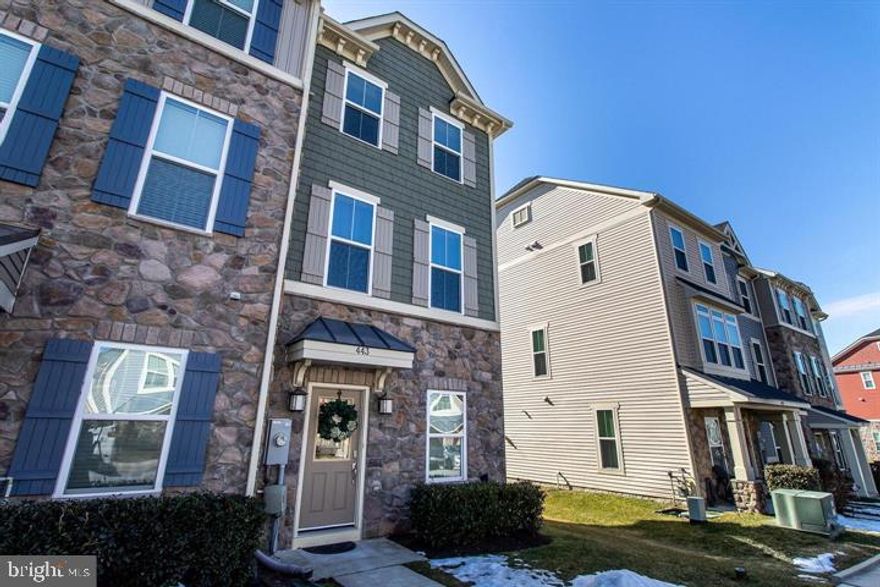 WELL MAINTAINED SIX YEARS OLD TOWNHOUSE. BEAUTIFUL SUBDIVISION INCLUDING  COMMUNITY SWIMMING POOL. 3 BEDROOM AND TWO AND HALF BATHROOM SUITABLE FOR FAMILIES AND ROOMMATES. ONE OF THE BEDROOMS LOCATED AT FIRST LEVEL WITH A BATHROOM. HARDWOOD FLOOR AT THE MAIN LEVEL. KITCHEN WITH GRANITE COUNTER TOP AND BUILT IN MICROWAVE. CLOTH WASHER AND DRYER LOCATED AT THE TOP FLOOR. MUST A SEE PROPERTY.