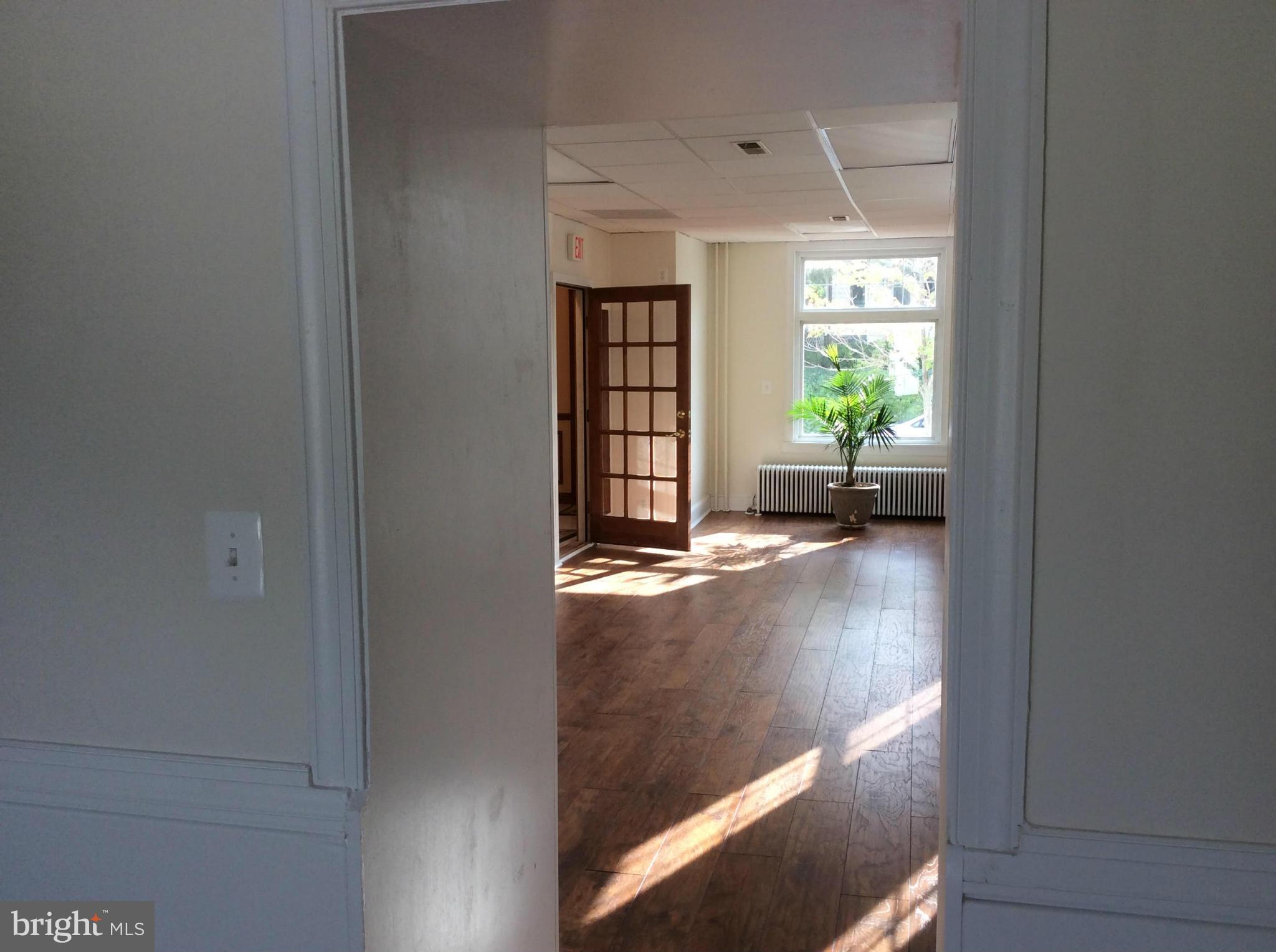 LAUREL - Commercial Lease