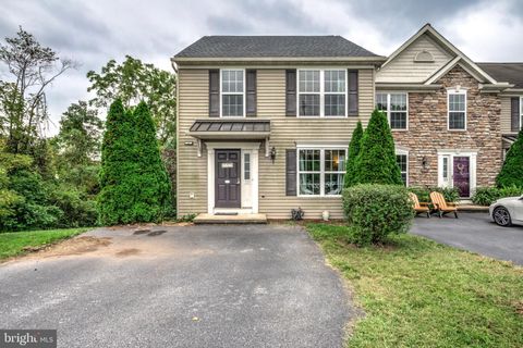 Photo of 101 Ironwood Court, Denver, PA 17517 (MLS # PALA2056876)