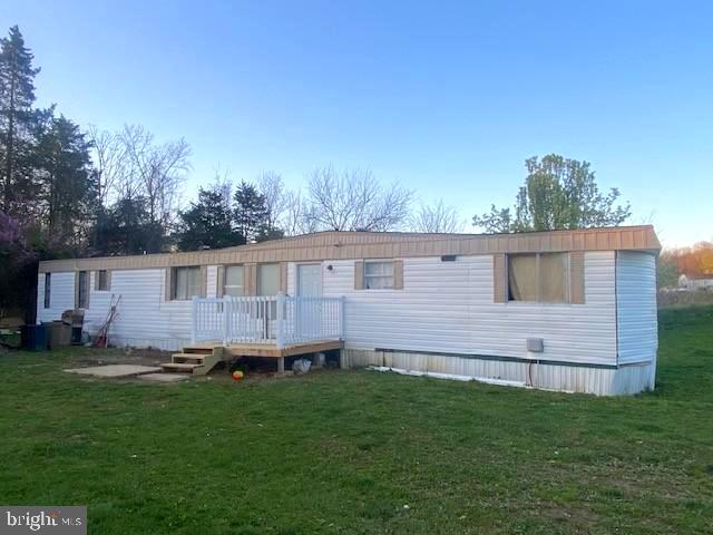 UNRESTRICTED!! 3 BEDROOM / 1 BATHROOM ON 1.4 ACRES!! Single-wide trailer on 1.4 acres of unrestricted land! Perfectly located in a popular country setting with easy access to all of the modern amenities! This property is serviced by its own onsite septic system and a shared well!
Currently part of a larger tract of land to be subdivided.
Please call the listing agent for more details or questions!