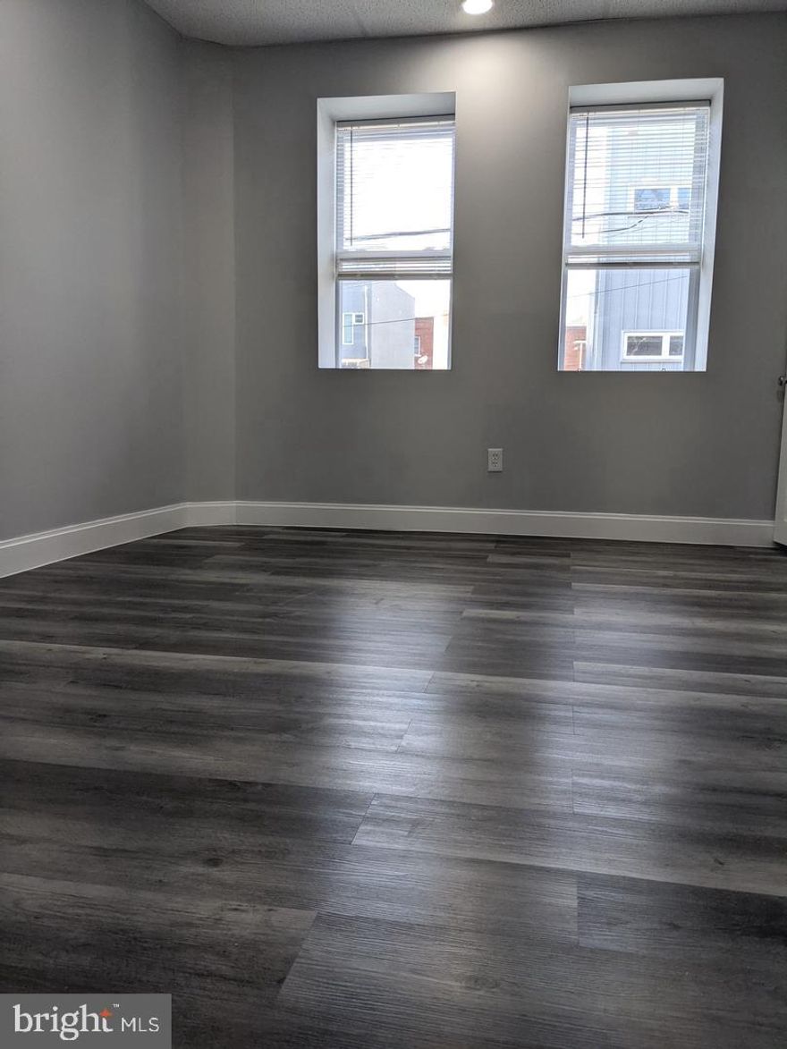 A corner property with plenty of windows makes this beautiful unit filled with sunlight. Renovated 1 bedroom, 1 full bath unit. Central air, hardwood floor throughout, granite kitchen countertop, ceramic tile baths. Washer/Dryer in unit. Convenient location, close to shopping, restaurants, banks, cafes, etc. Public transportation is nearby. The property is maintained as a smoke-free building.