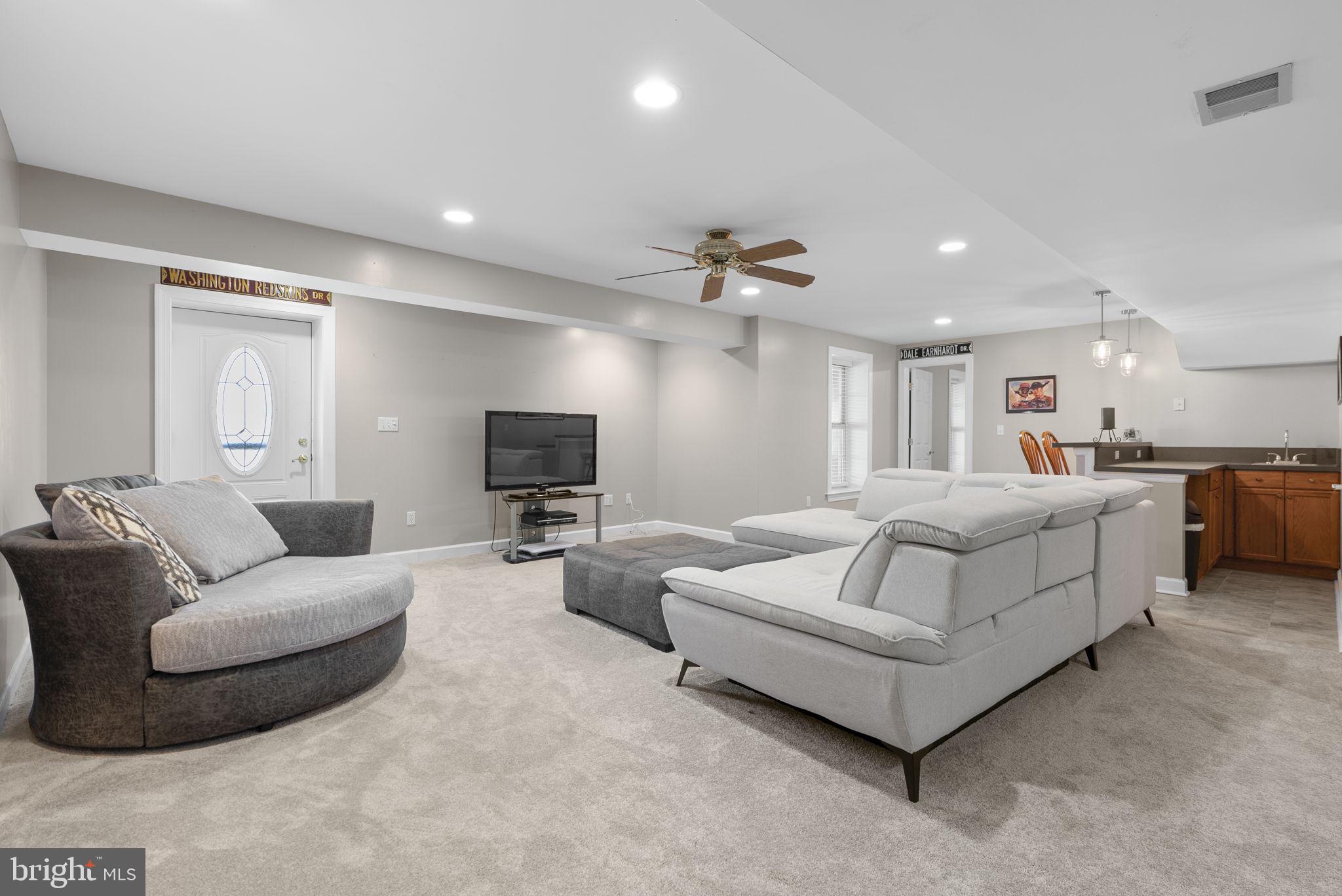 WINDSOR KNOLLS - Residential