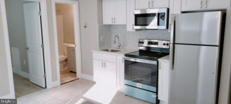 Modern  1st Floor 1 Bedroom 1 Bathroom Recently Renovated  with lots of natural light exposure.  
Enter the Combo Living Room Space & gorgeous New Kitchen with all stainless steel appliances and washer/dryer. 1  Bedroom with new vinyl flooring and  nice sized closet. Full Bathroom with tub. Ready for immediate move in.  Super convenient to...EVERYTHING! Walking distance to East Psassyunk Ave area and Broad St Subway line. Be in center City, Navy Base or Sports Venues in minutes!! Dont miss this one.