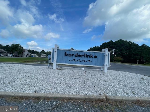 Welcome to the Borderlinks, centrally located in the Ocean Pines Community and right on the Ocean Pines Golf Course. Endless amenities awaits: 5 pools (including 1 year round indoor pool), 2 Marina's, Robert Trent Jones Championship Golf Course, Beach Club w/ pool & restaurant, Yacht Club, Premier Racquet Sports Complex, Playgrounds, Basketball Courts, Baseball Fields, Dog Park, Skate Park, Recreation Center, Hiking, walking & Bicycle paths/trails, Multiple ponds and parks, Farmers/Artisans Markets, Boat Ramp, 2 Firehouses, Police Station and 6 Miles to the beach!
Spacious 2 bedrooms, 2 bath, outdoor porch overlooking the golf course.