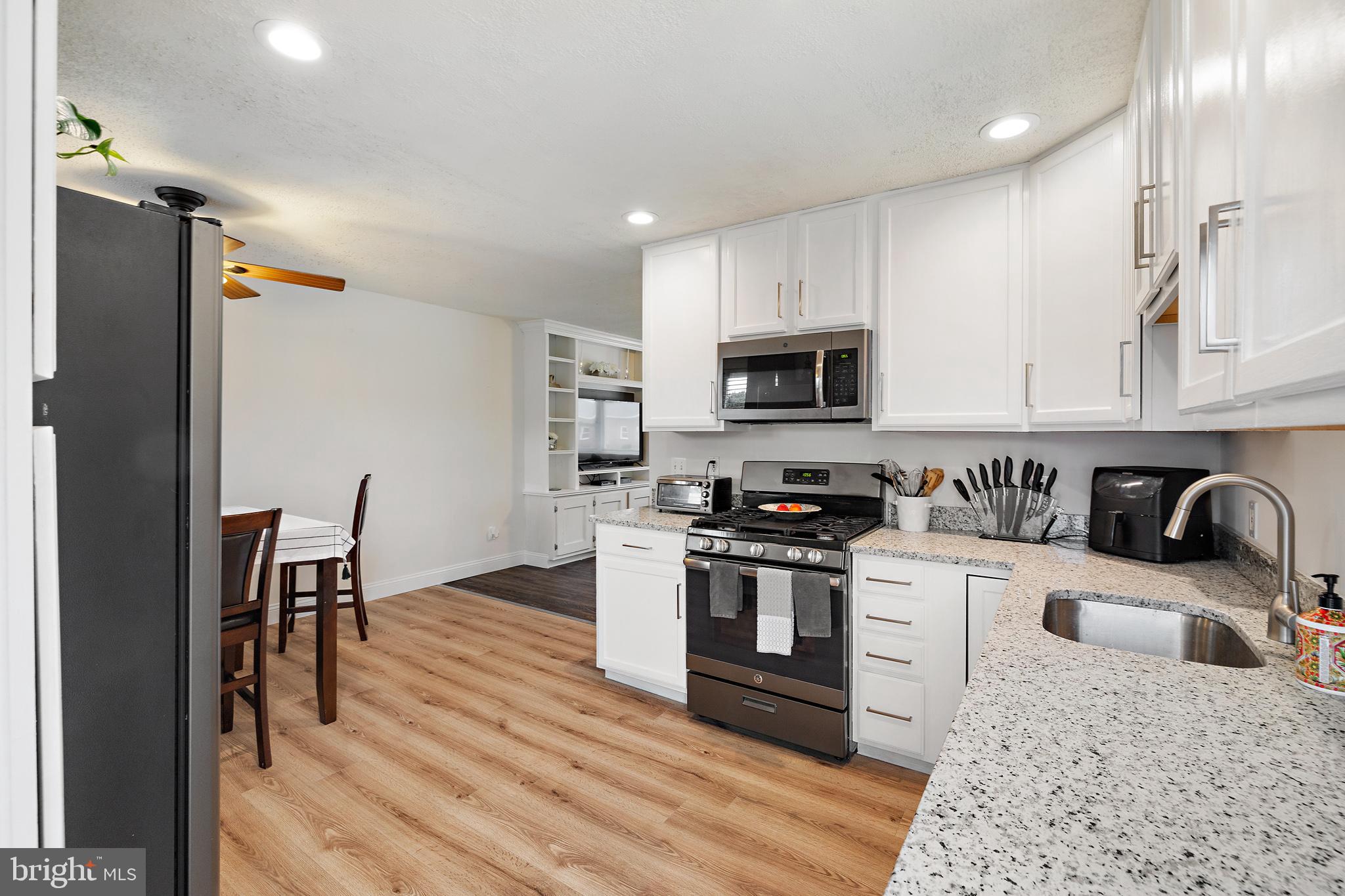 OAKWOOD MANOR - Residential