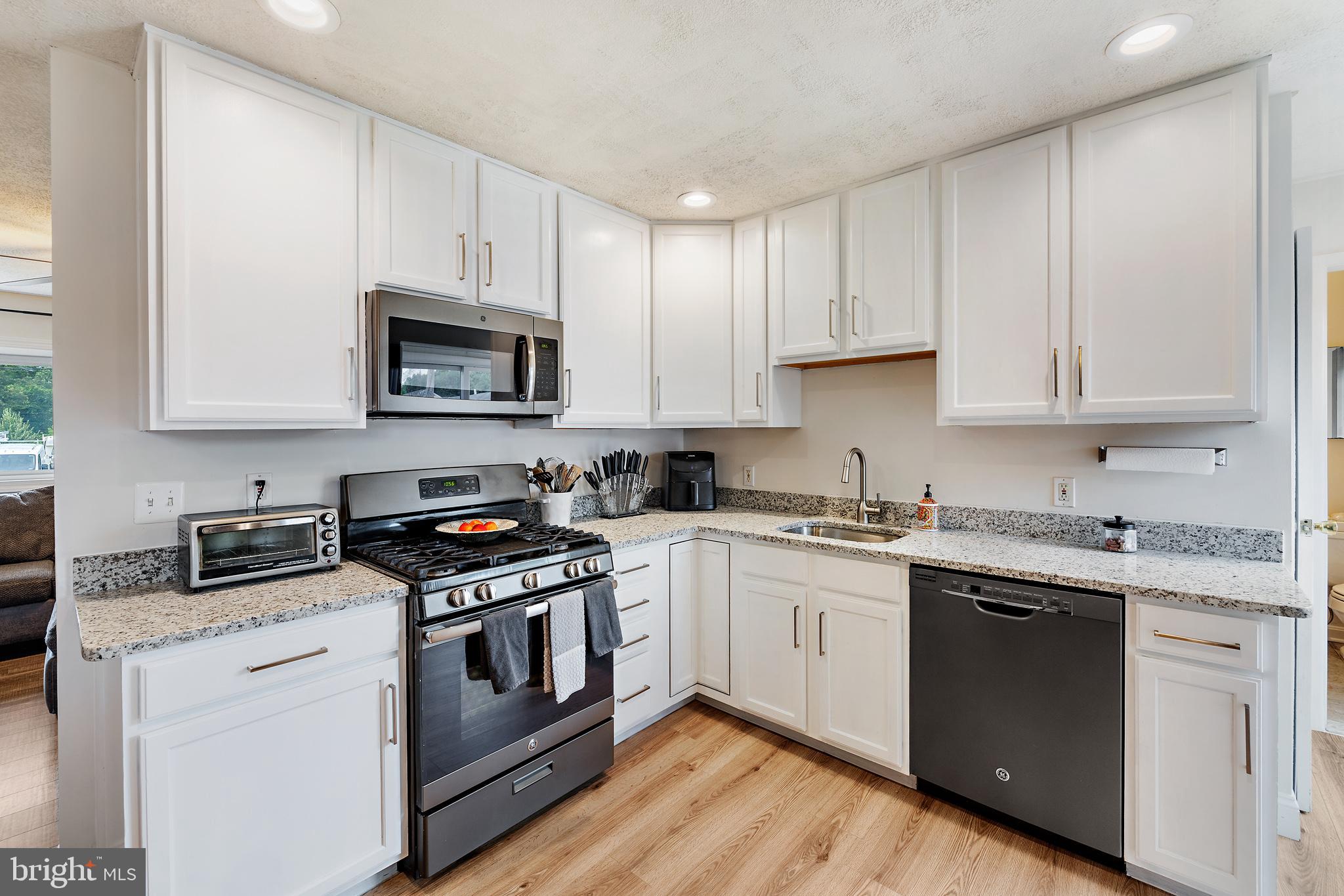 OAKWOOD MANOR - Residential