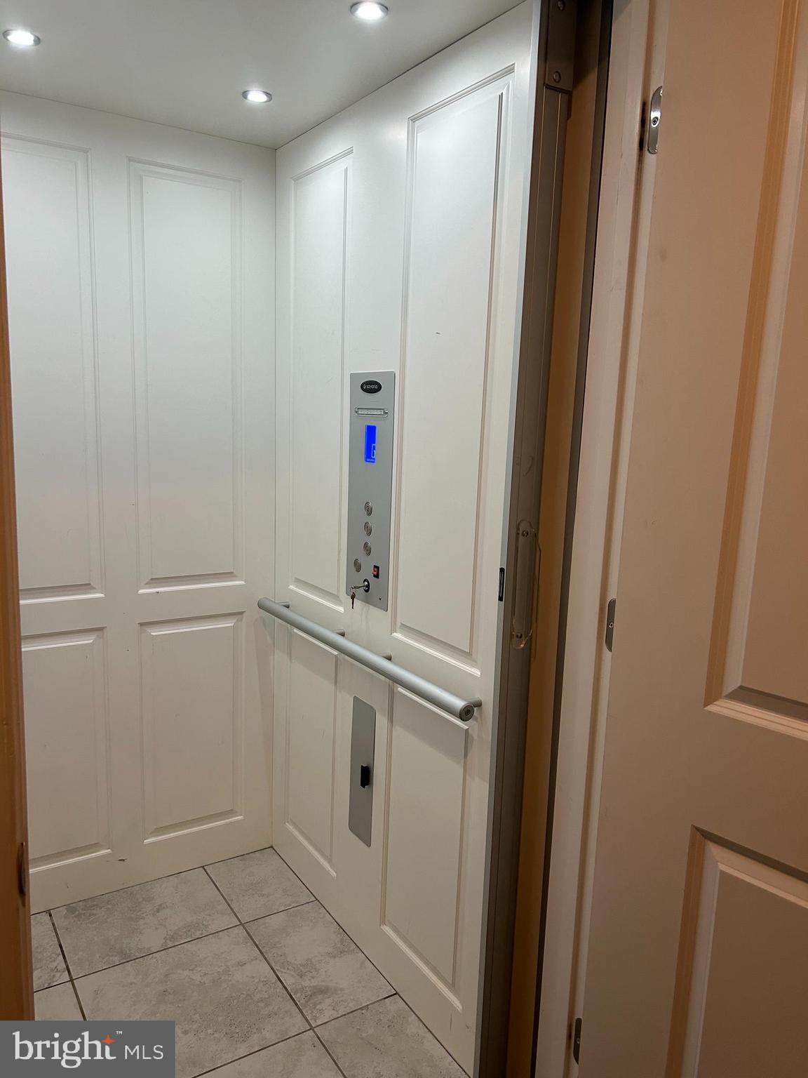 OXFORD SQUARE - Residential Lease