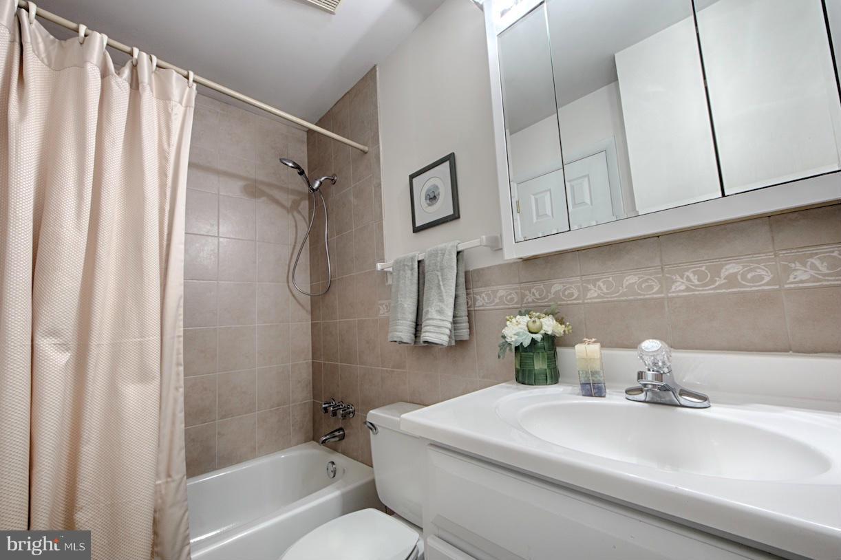 FOUR SEASONS - Residential