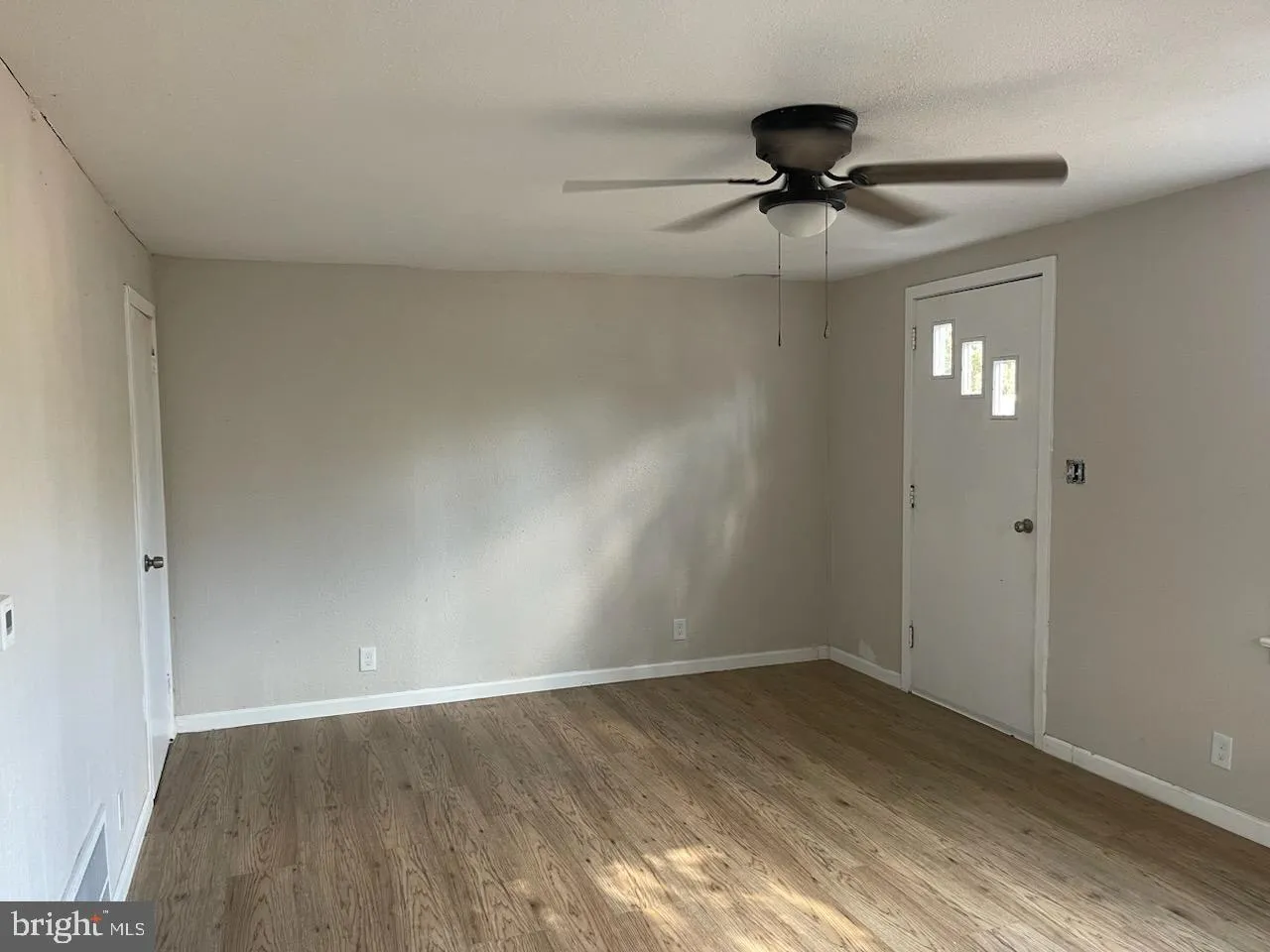 Penns Grove, New Jersey 08069, United States, 4 Bedrooms Bedrooms, ,1 BathroomBathrooms,Residential,Pending,26315