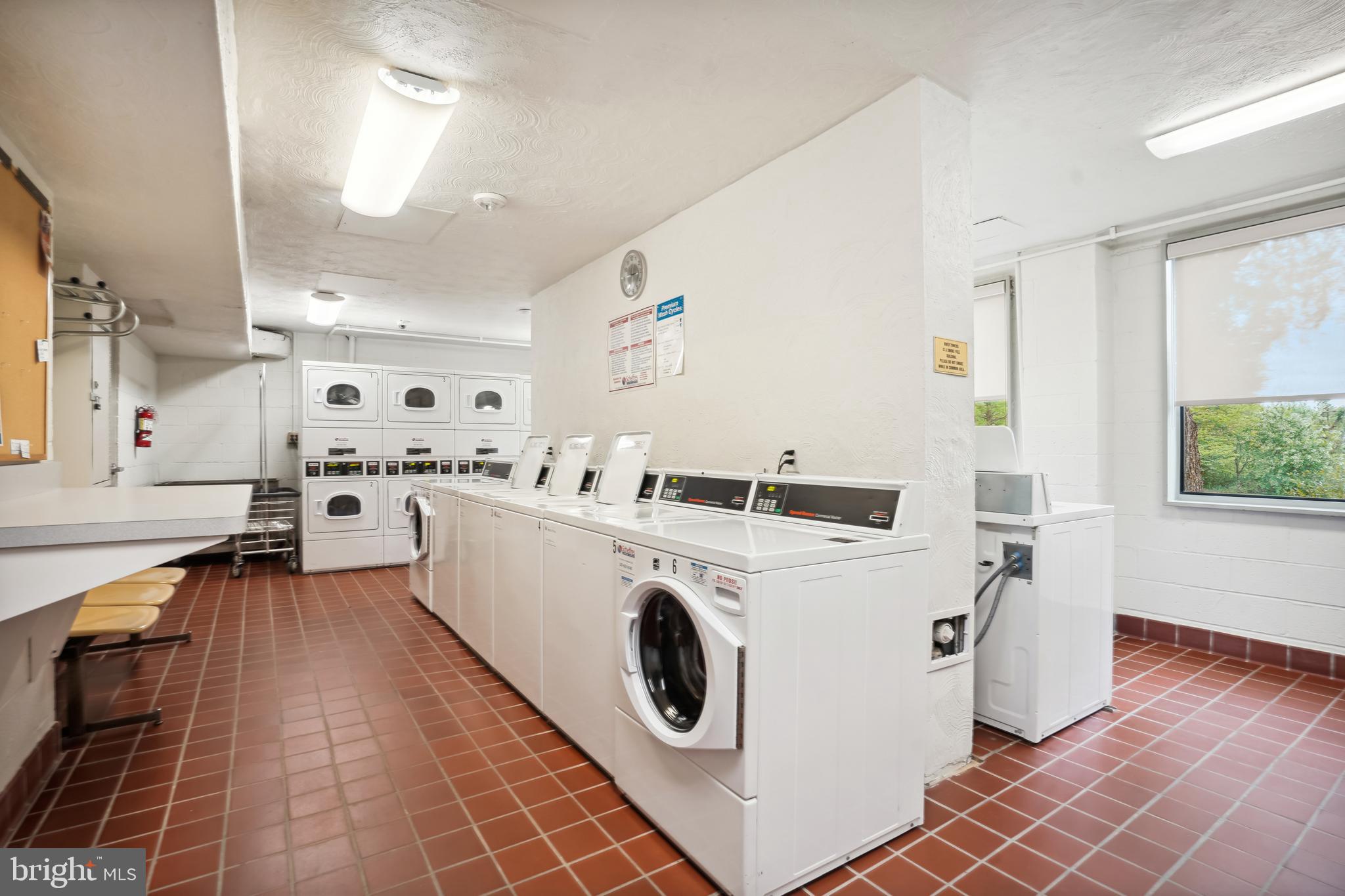 RIVER TOWERS - Residential Lease