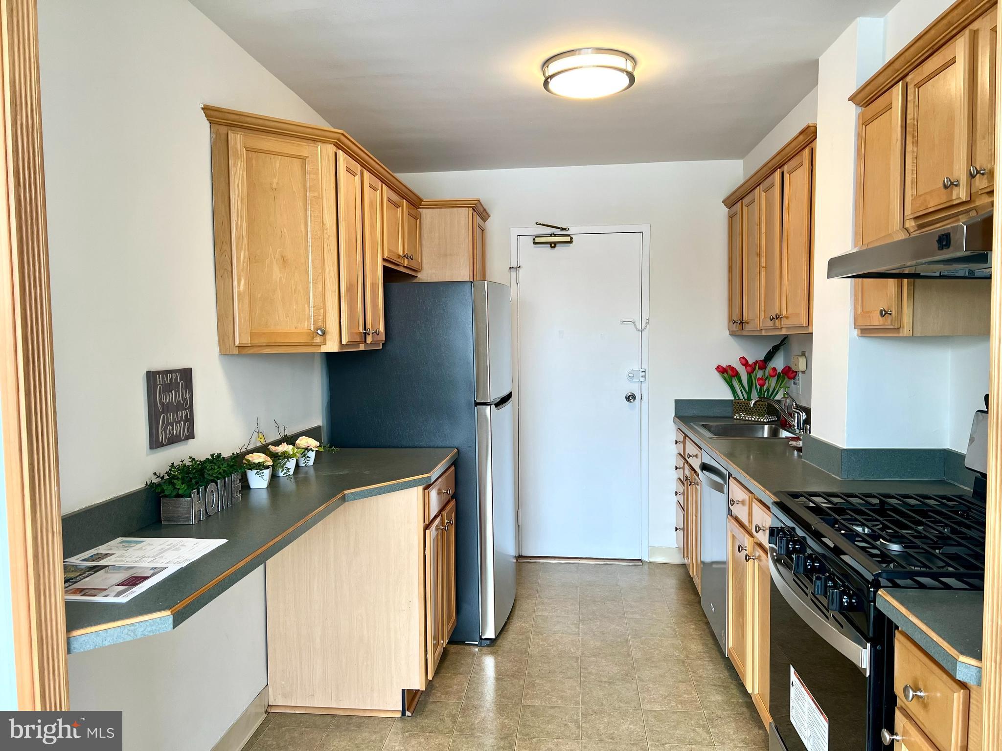 RIVER TOWERS - Residential Lease