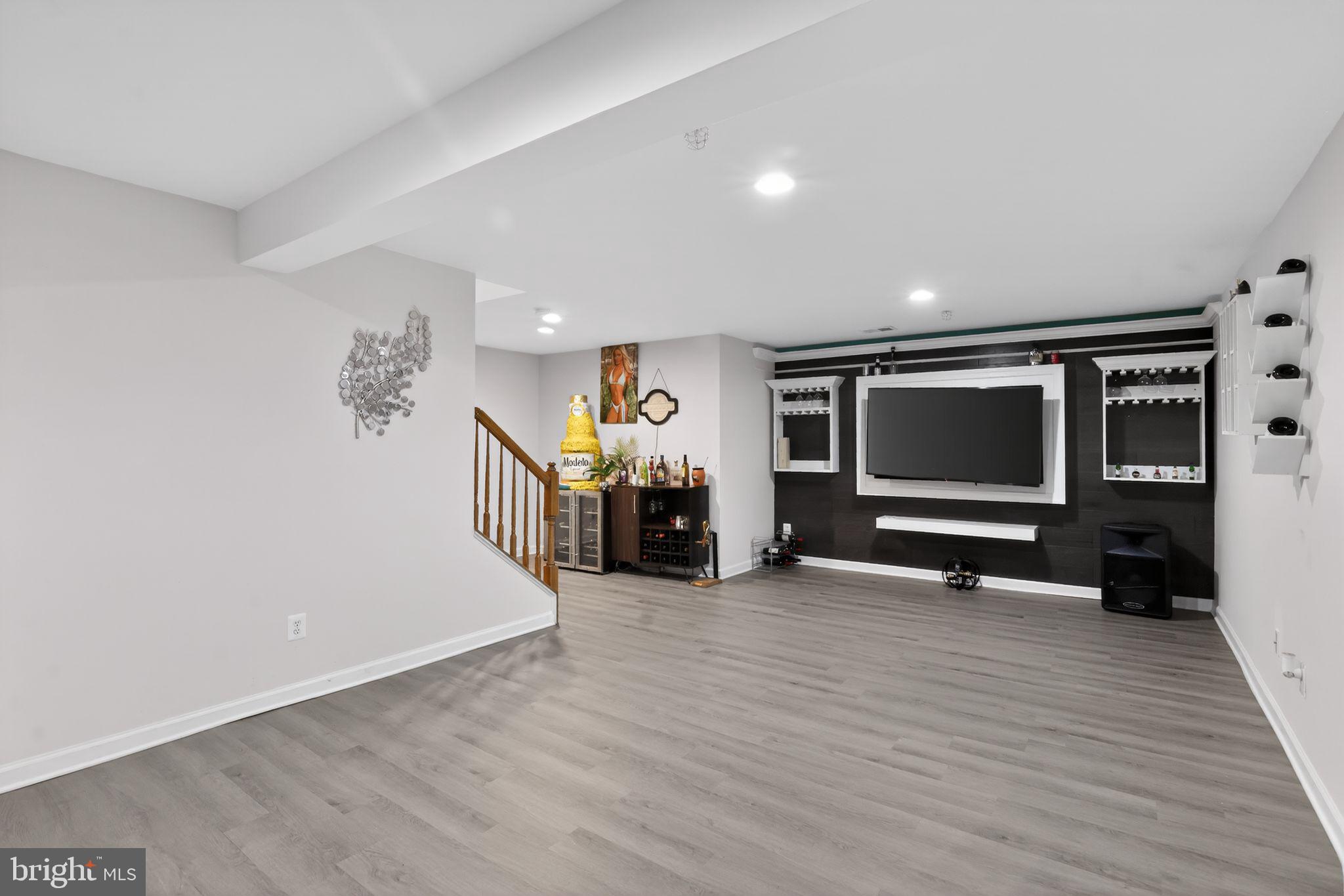 SUFFIELD MEADOWS - Residential