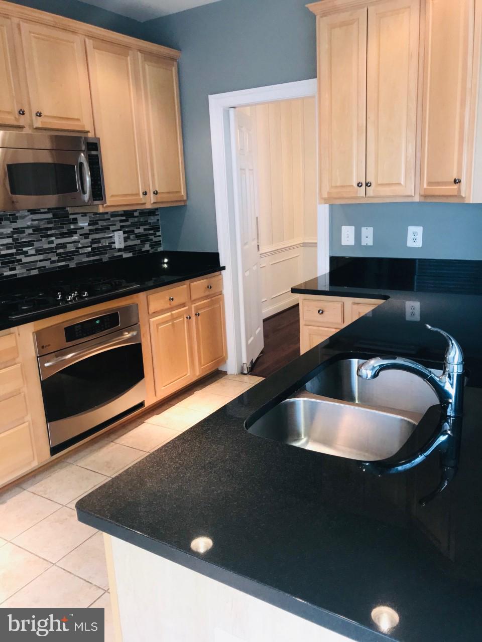 POTOMAC CLUB CONDOMINIUMS - Residential Lease