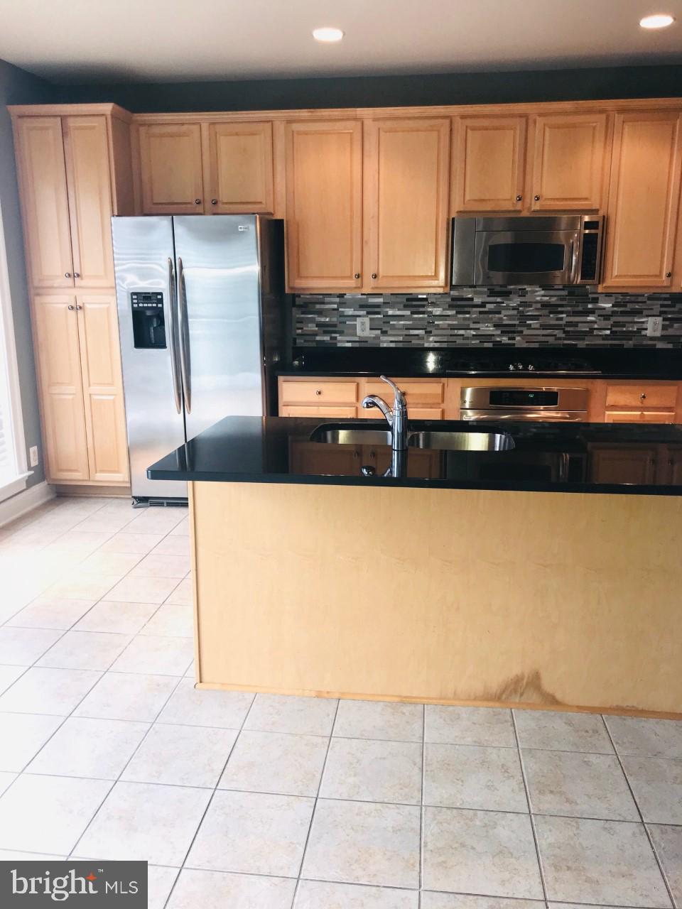 POTOMAC CLUB CONDOMINIUMS - Residential Lease