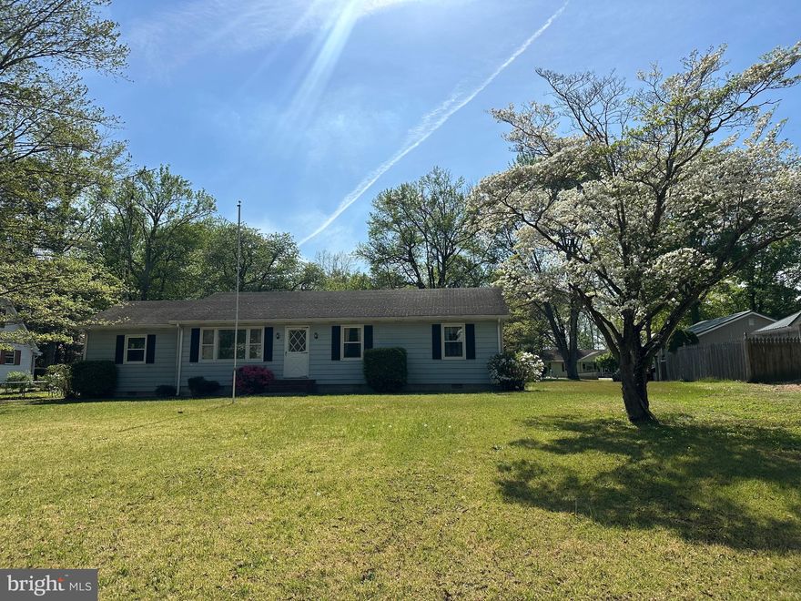 One level Living!! 3 bed 1 Bath House in Stafford Heights. Large Family Room, Living Room , Eat-in Kitchen. Detached 1 Car Garage,  Nice lot with plenty of space in the the front and back yard.  Within minutes to Shopping, Restaurants, Parks & Boating and Fishing in the Choptank River. 
Sold AS-IS.