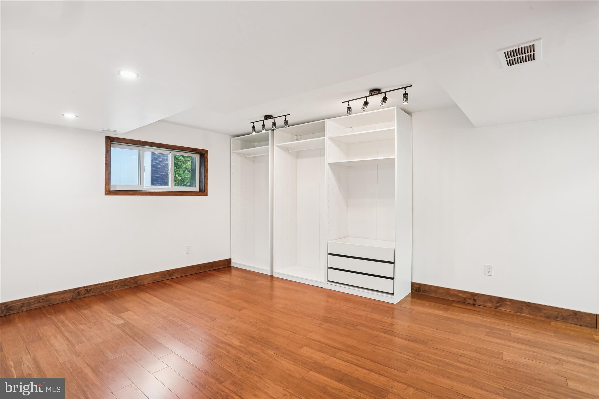 ENGLISH VILLAGE - Residential Lease