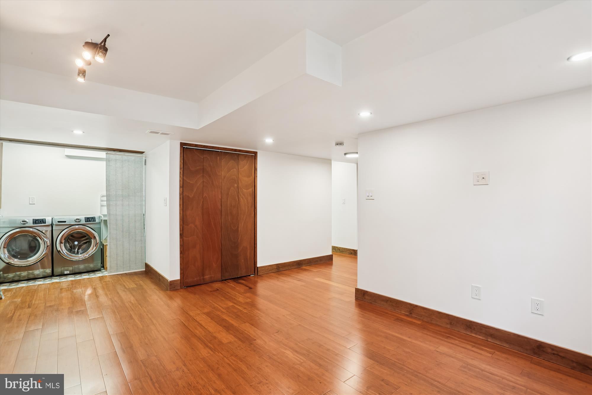 ENGLISH VILLAGE - Residential Lease