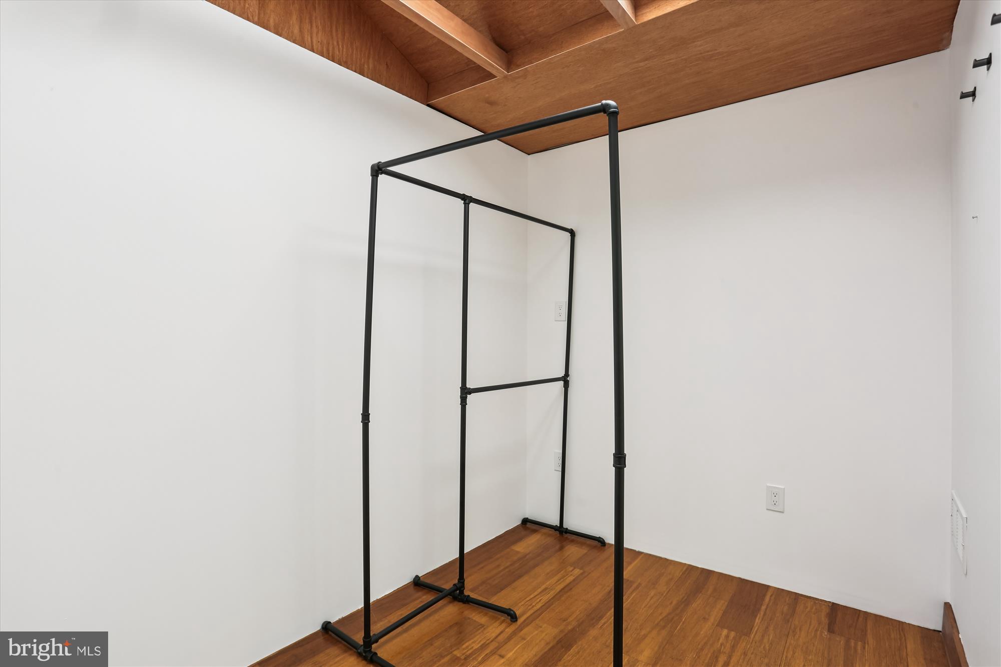 ENGLISH VILLAGE - Residential Lease