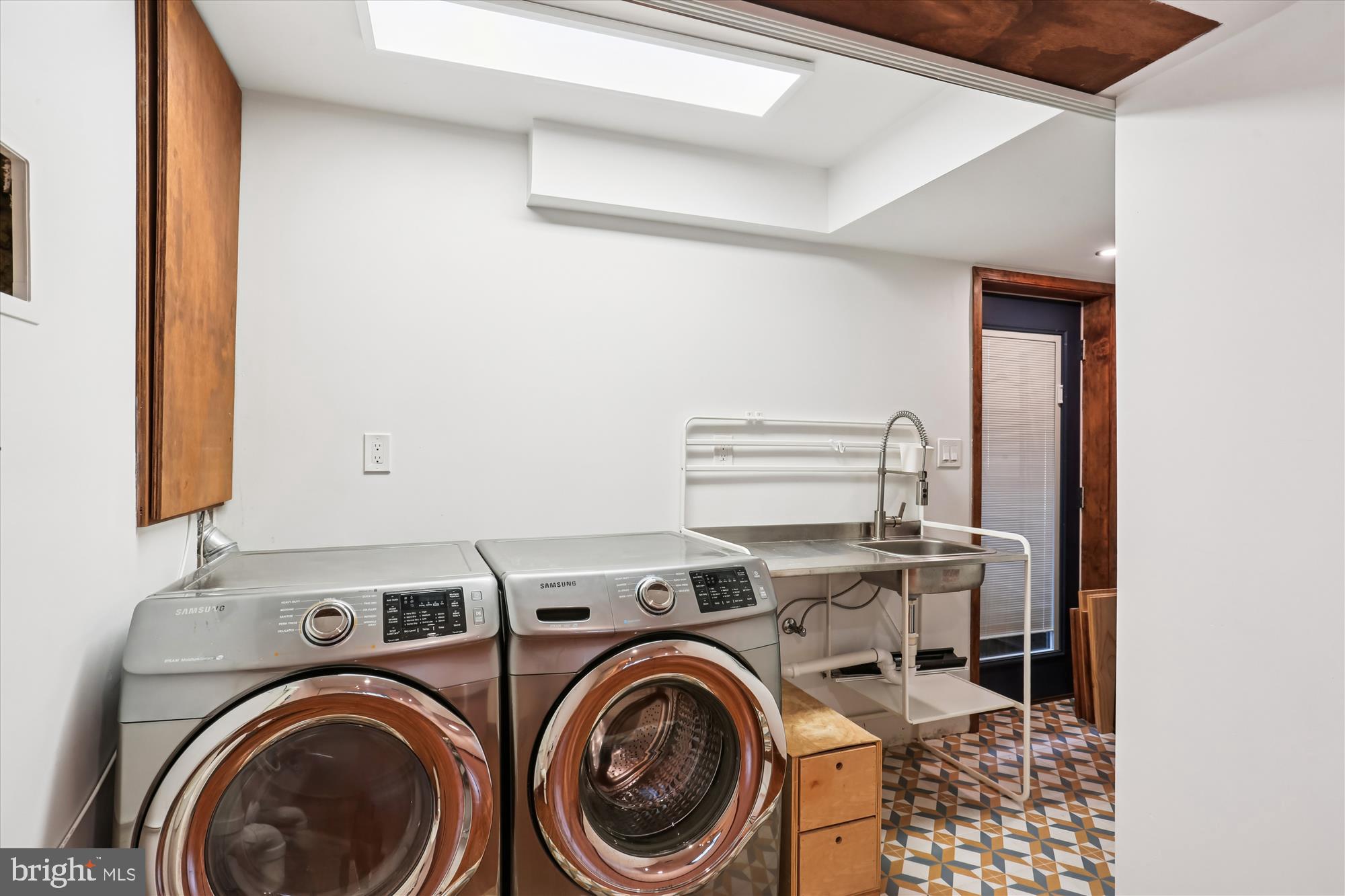 ENGLISH VILLAGE - Residential Lease