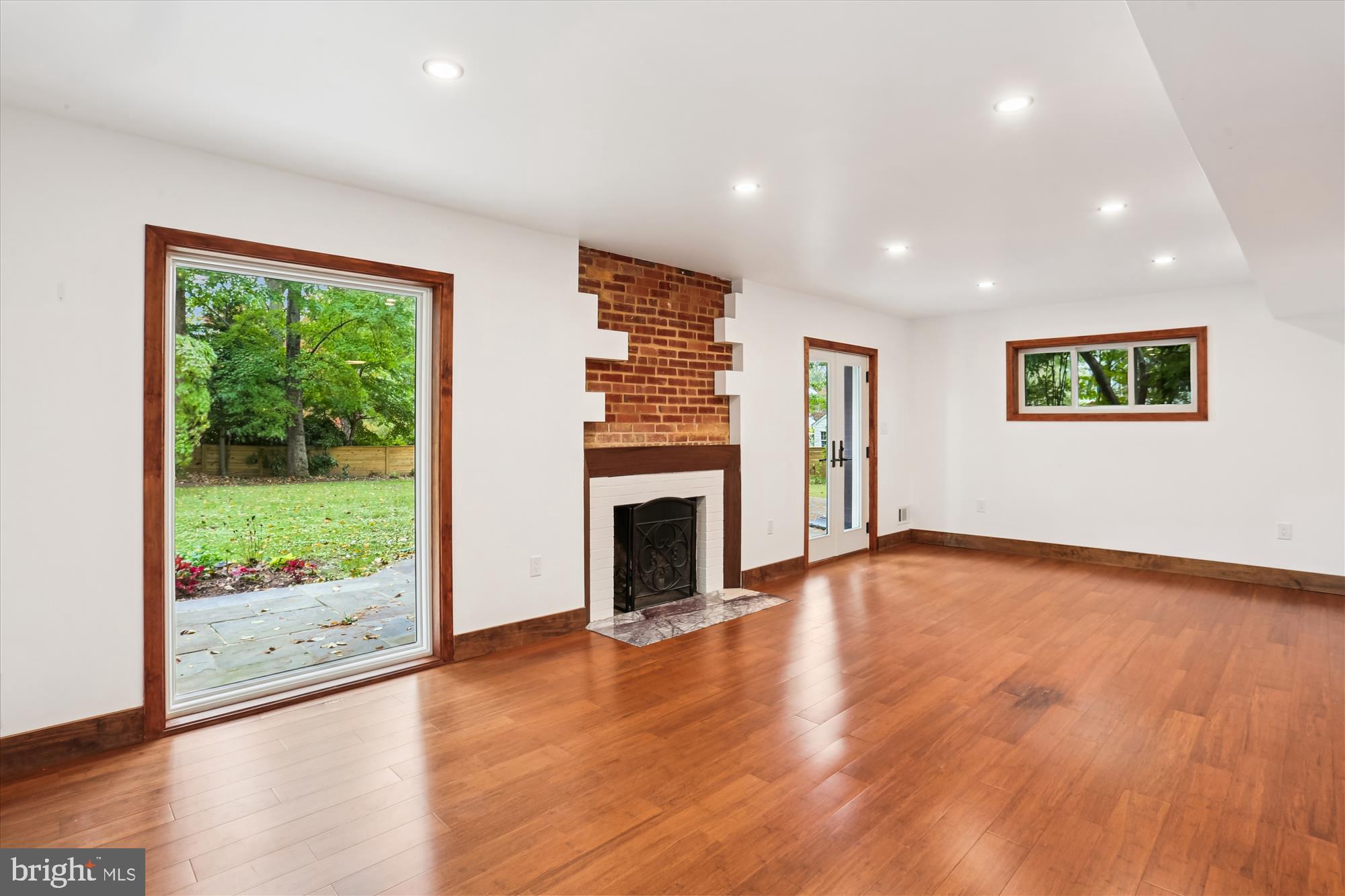 ENGLISH VILLAGE - Residential Lease