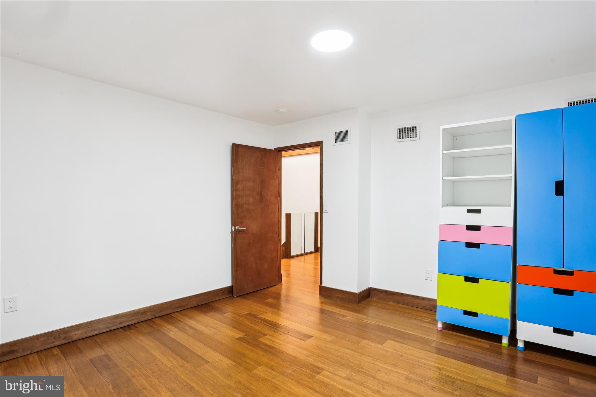 ENGLISH VILLAGE - Residential Lease