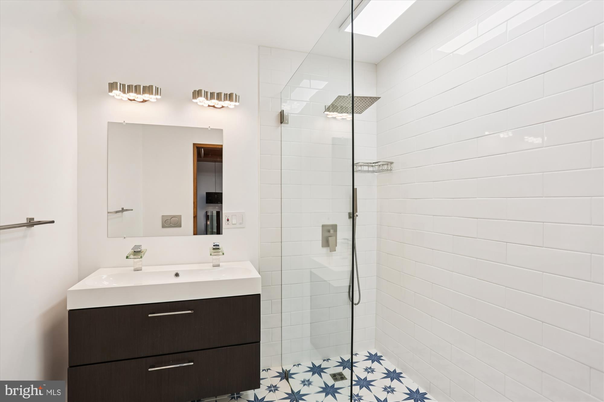 ENGLISH VILLAGE - Residential Lease