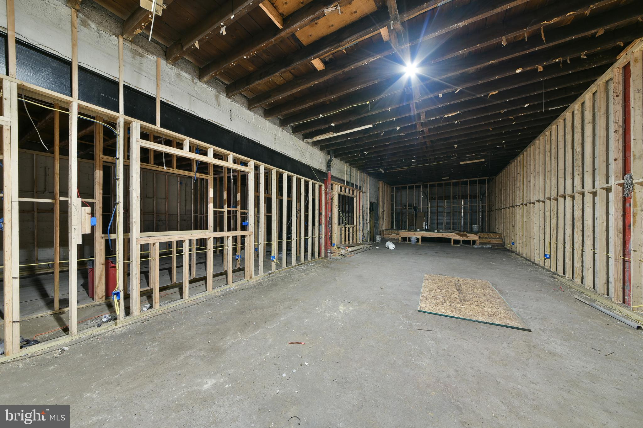 TACONY - Commercial Sale