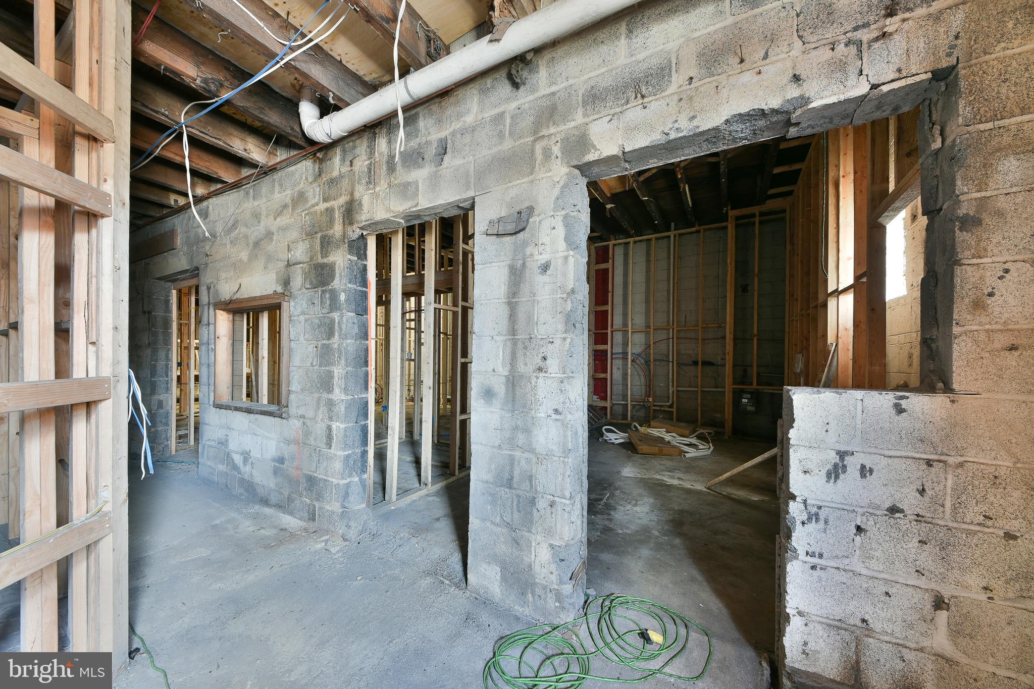 TACONY - Commercial Sale