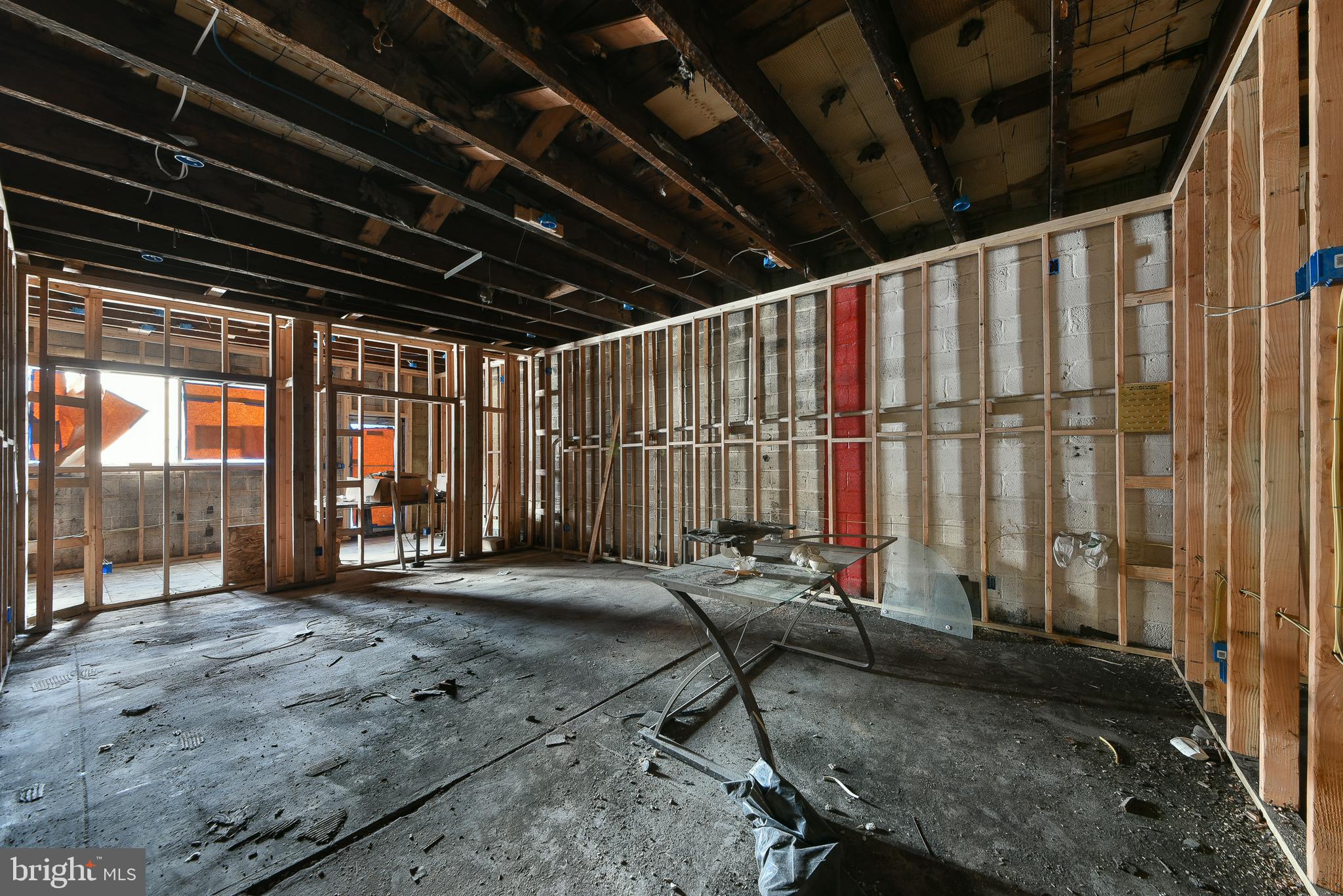 TACONY - Commercial Sale