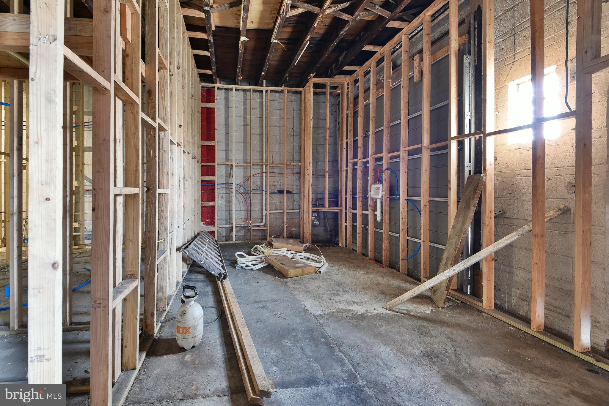 TACONY - Commercial Sale