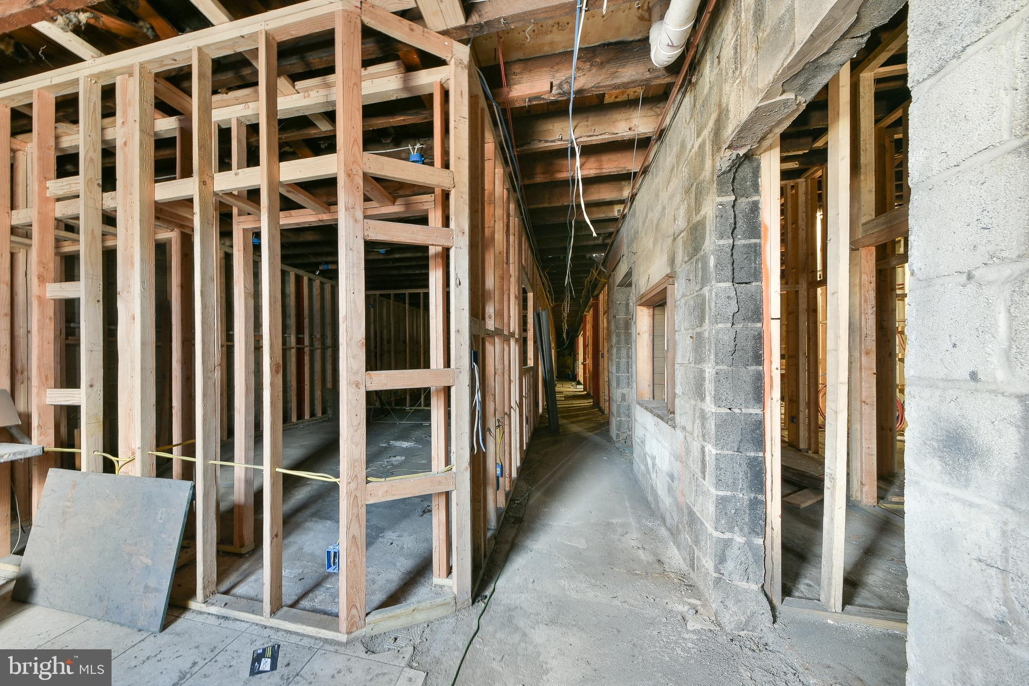 TACONY - Commercial Sale