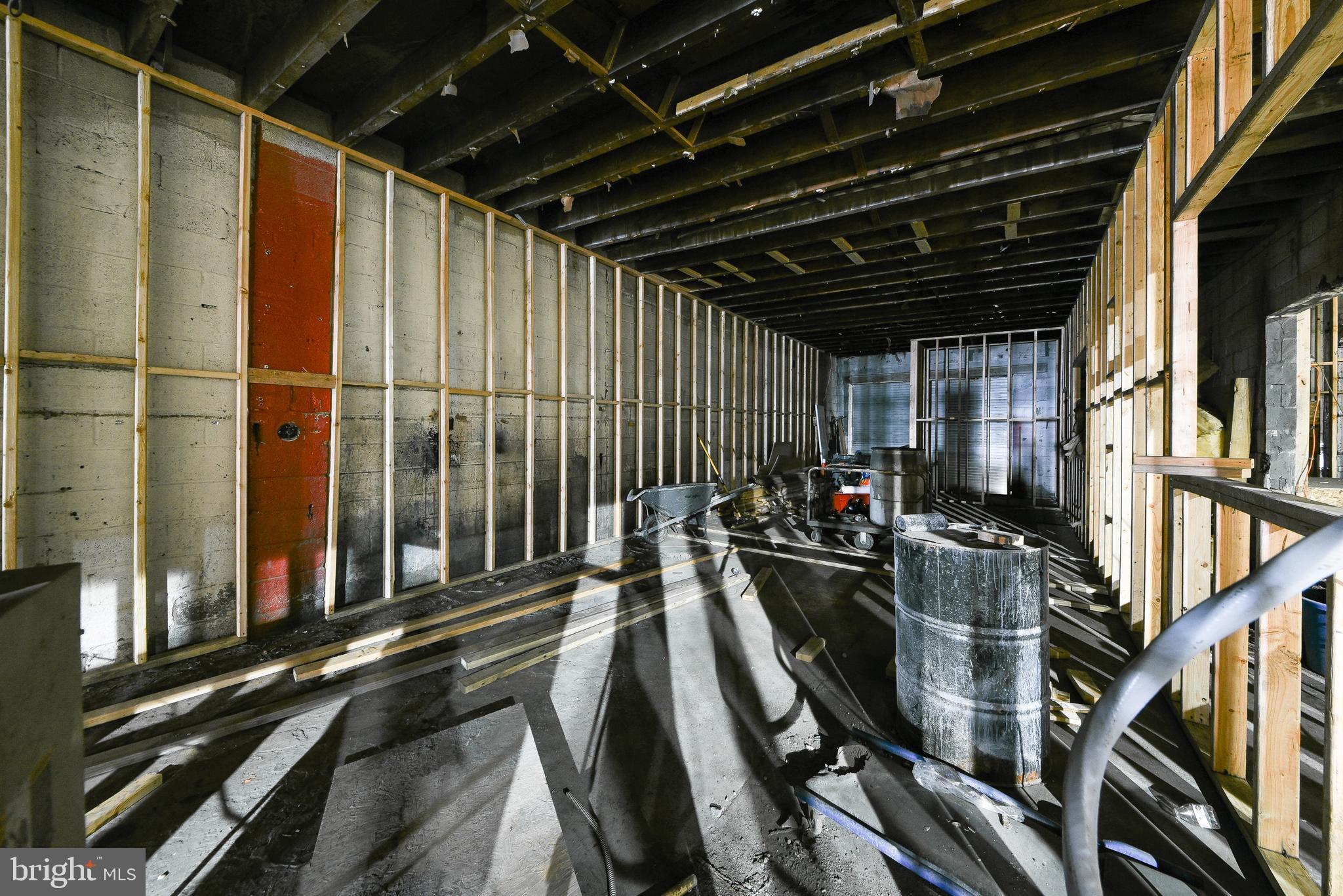 TACONY - Commercial Sale