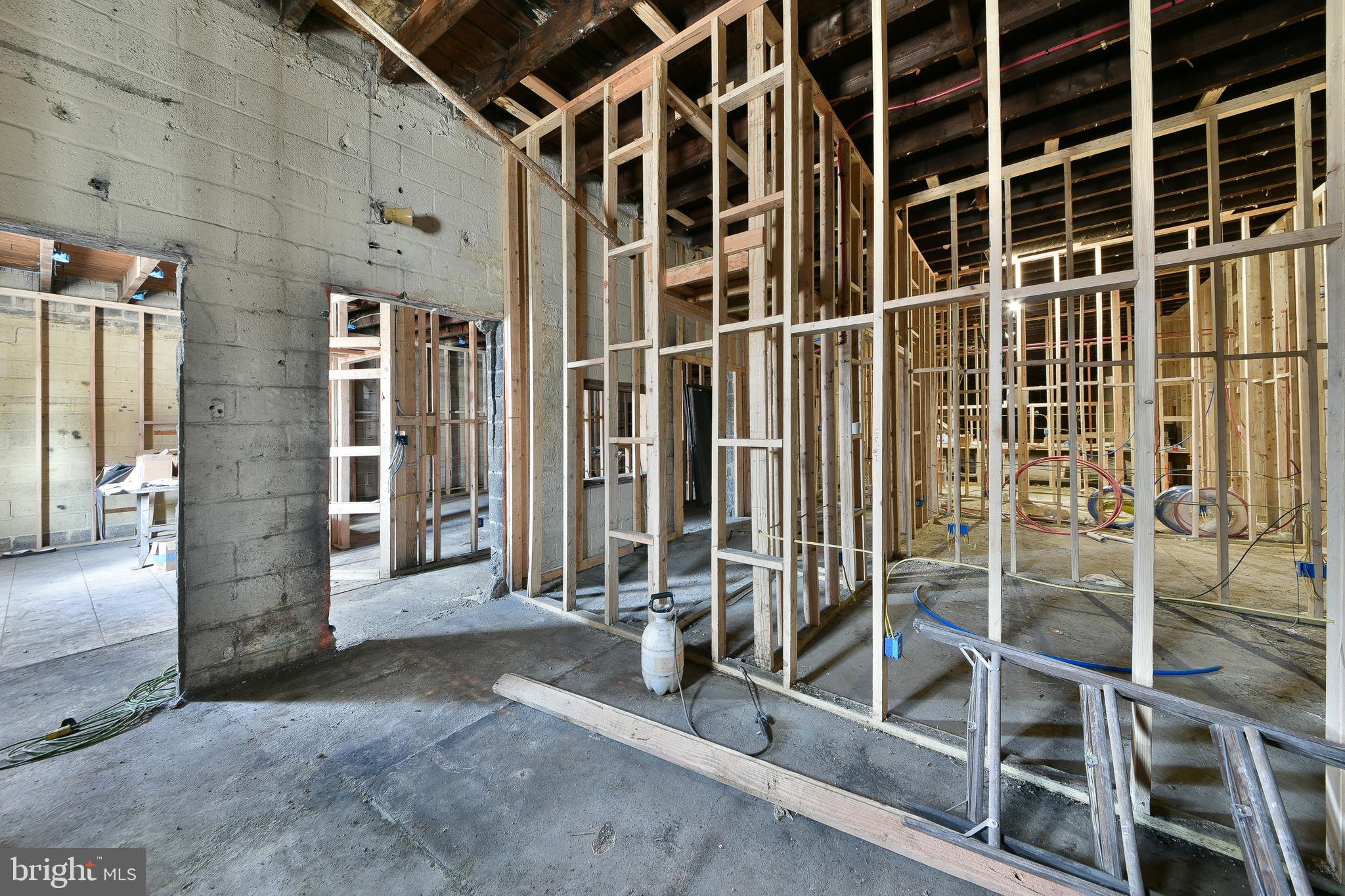 TACONY - Commercial Sale