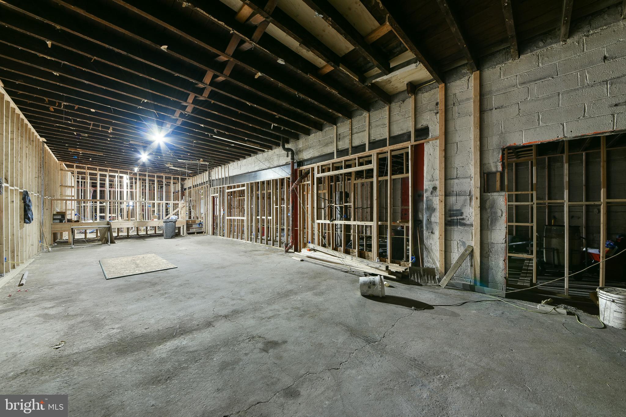 TACONY - Commercial Sale