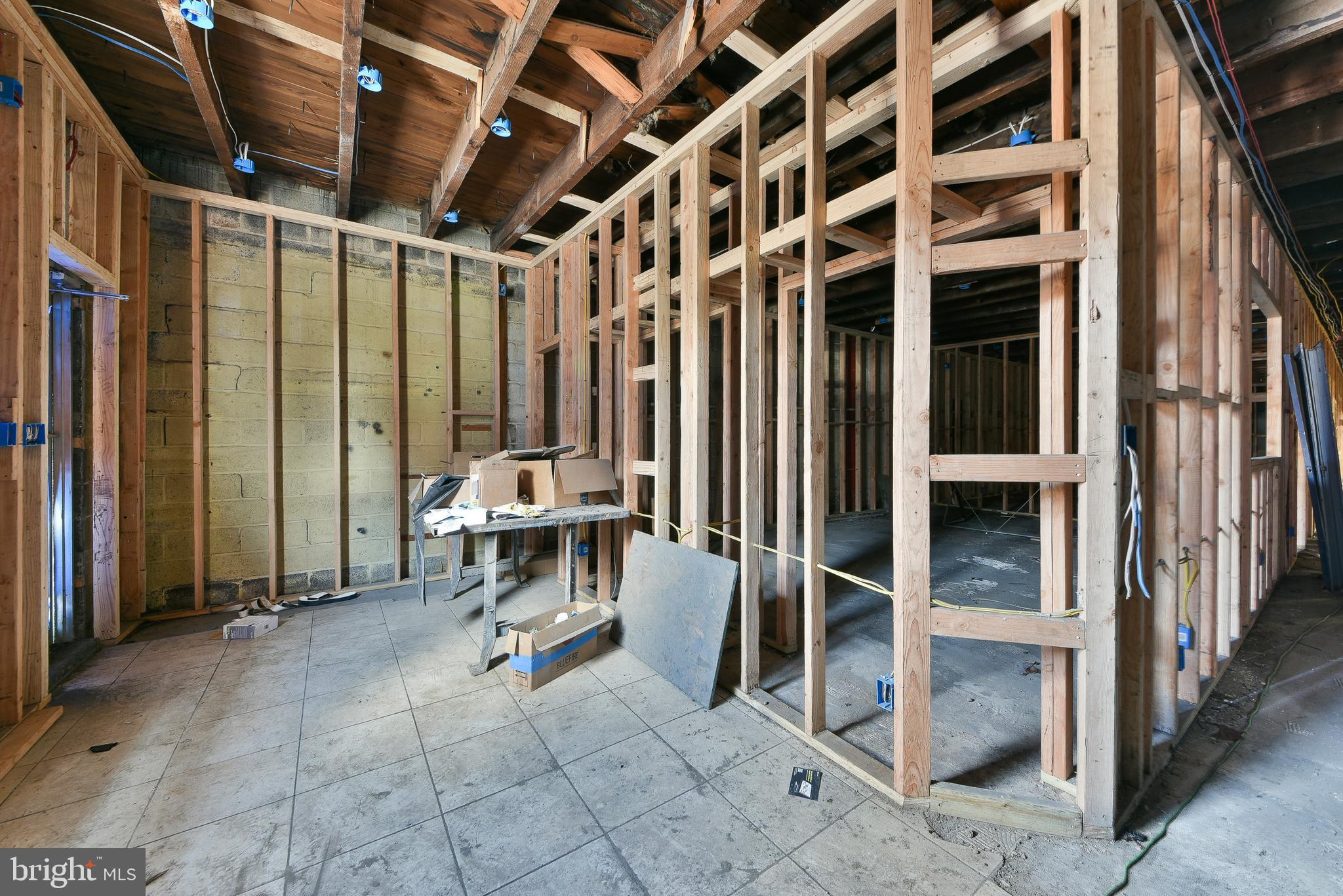 TACONY - Commercial Sale