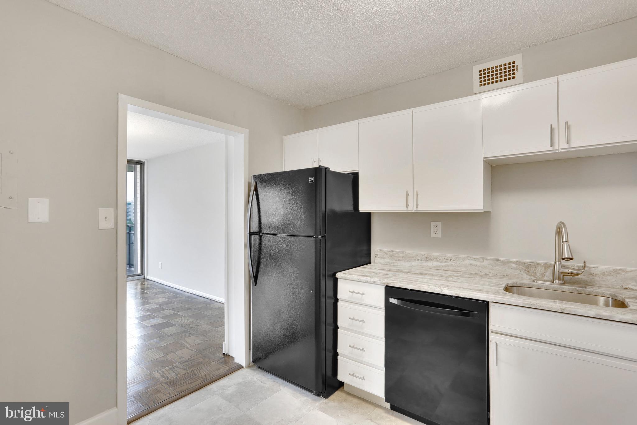 PROMENADE TOWERS - Residential