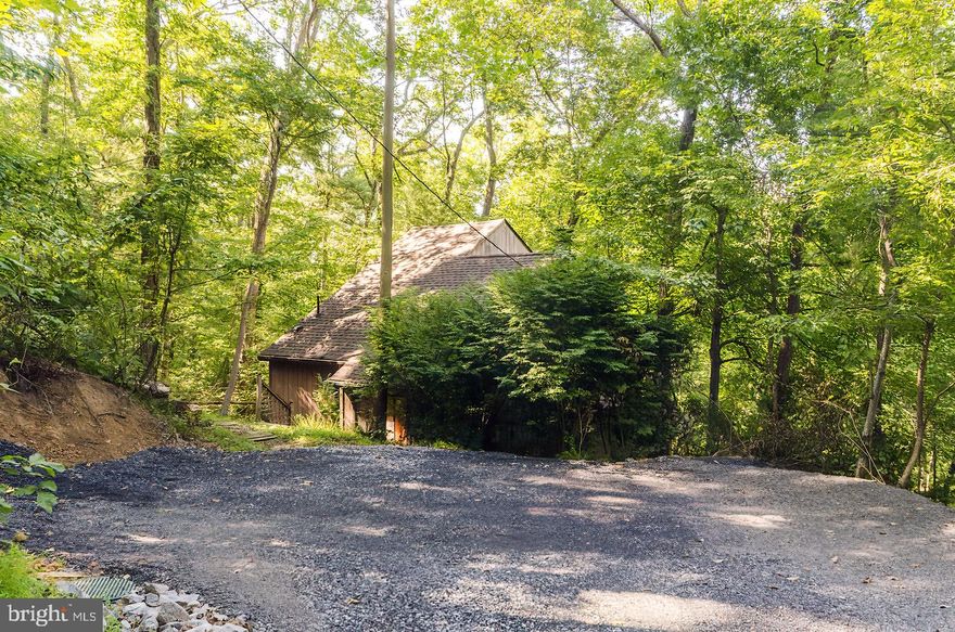 Cozy cabin in private setting in Glenwood Forest. Sit on your back deck and feel like you are in a treehouse! This house is tucked back in the woods so you don't see your neighbors. Perfect for a quiet weekend getaway or a full-time retreat.