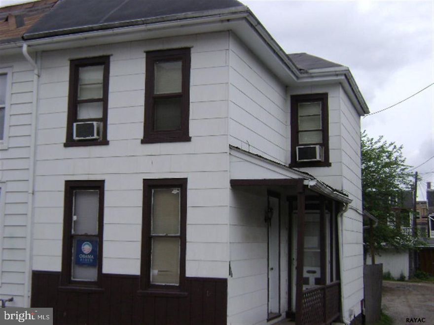 Great investment opportunity! Single family home has refrigerator and stove. Current tenant occupied There is no sign on this property.