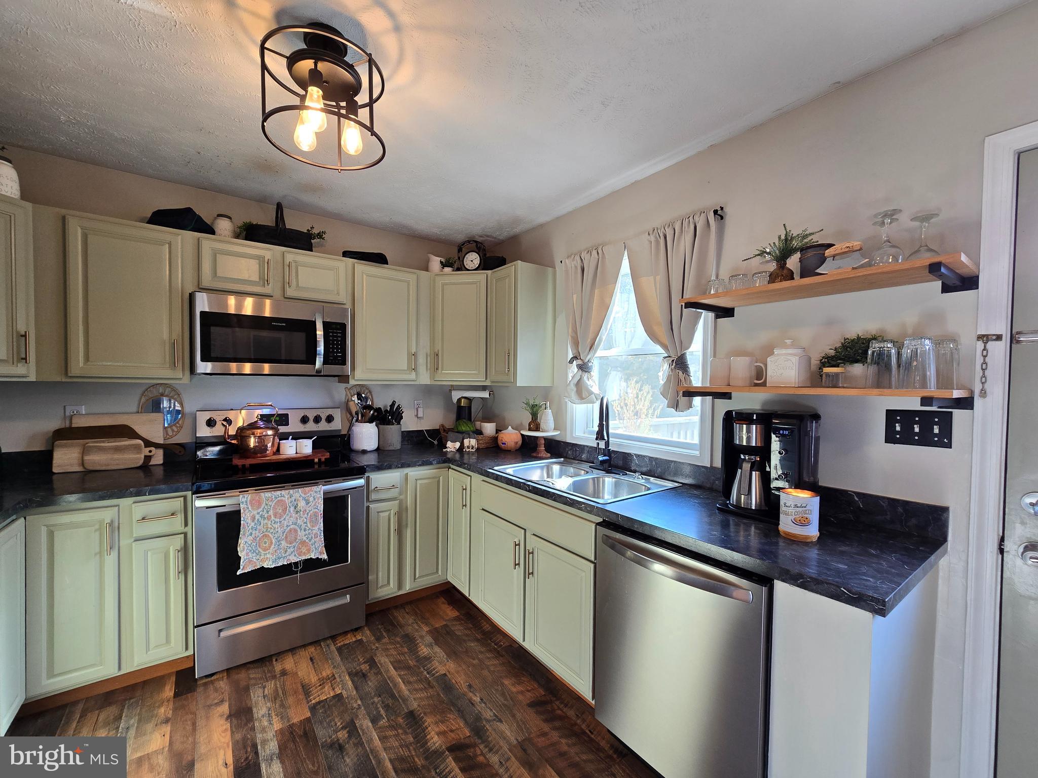 COLONIAL VILLAGE - Residential