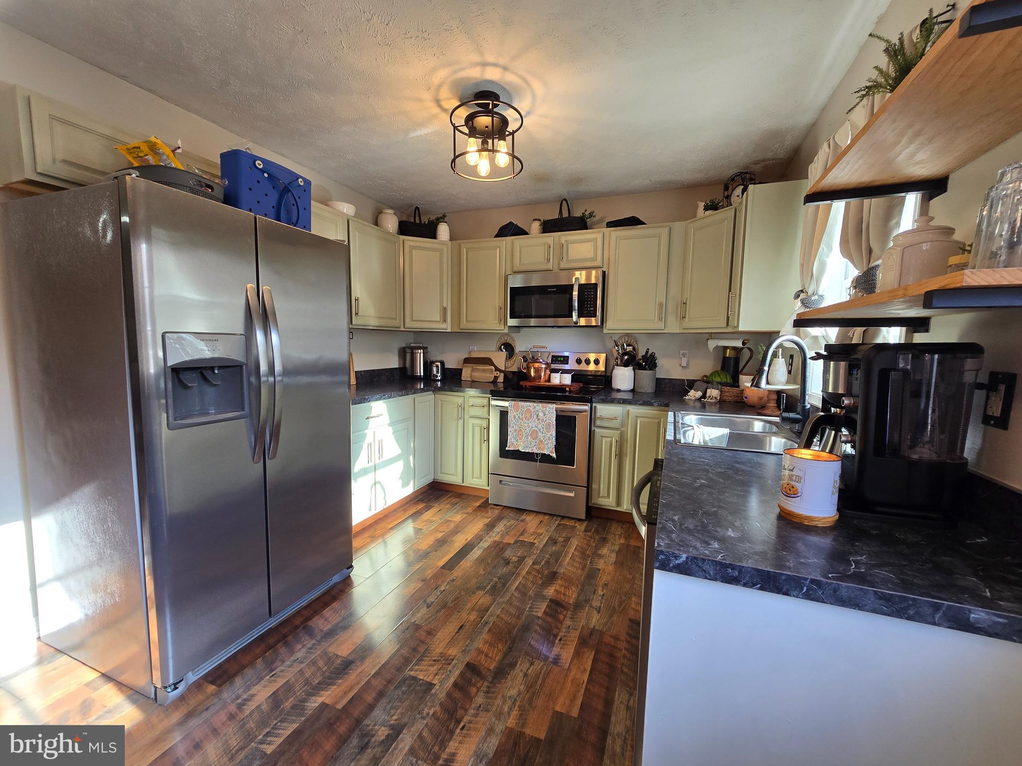 COLONIAL VILLAGE - Residential