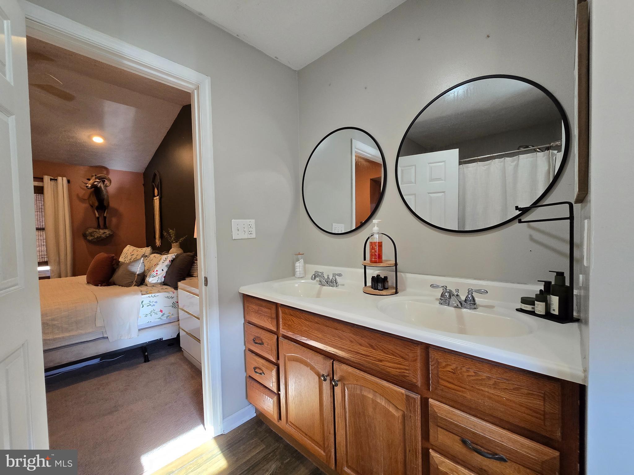 COLONIAL VILLAGE - Residential